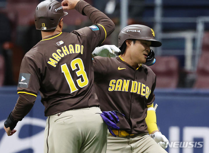 [서울=뉴시스] 김선웅 기자 = 18일 서울 구로구 고척스카이돔에서 열린 MLB 서울시리즈 샌디에이고 파드리스와 LG 트윈스의 연습경기, 샌디에이고 김하성이 투런 홈런을 날린 뒤 매니 마차도와 기뻐하고 있다. 2024.03.18. mangusta@newsis.com