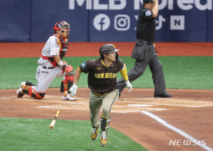 [서울=뉴시스] 김선웅 기자 = 18일 서울 구로구 고척스카이돔에서 열린 MLB 서울시리즈 샌디에이고 파드리스와 LG 트윈스의 연습경기, 2회초 무사 2루에서 샌디에이고 김하성이 홈런을 친 뒤 그라운드를 돌고 있다. (공동취재) 2024.03.18. photo@newsis.com