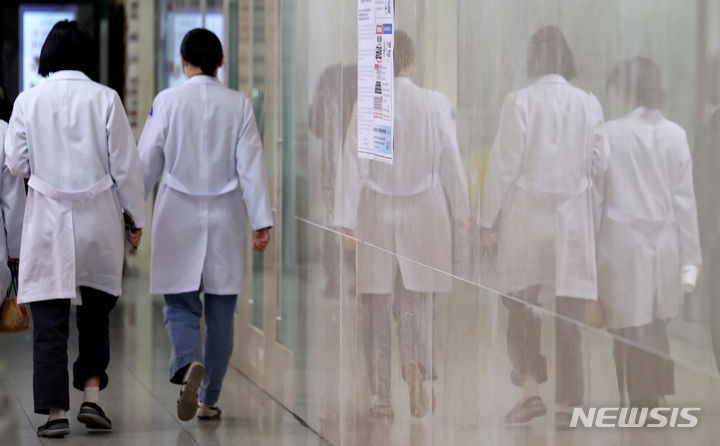 [대구=뉴시스] 이무열 기자 = 대구의 한 대학병원에서 의료진들이 이동하고 있다. 2024.03.18. lmy@newsis.com