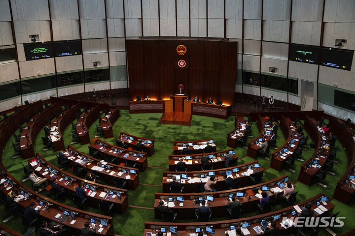 [홍콩=AP/뉴시스]홍콩에서 반역이나 내란 등에 대해 최고 종신형을 선고할 수 있도록 한 이른바 ‘홍콩판 신(新)국가보안법’이 입법회(의회)를 통과한데 대해 미국과 영국이 우려를 표명했다. 사진은 19일 홍콩 입법회에서 해당 법안이 논의되는 모습. 2024.03.20