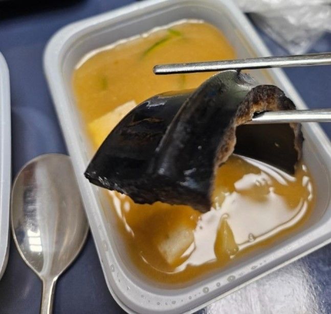 [서울=뉴시스] 배달 음식에서 뚝배기 조각이 나왔지만 사장이 '환불 말고는 아무런 도움을 줄 수 없다'고 대응했다는 사연이 알려졌다. (사진=온라인 커뮤니티 갈무리) *재판매 및 DB 금지