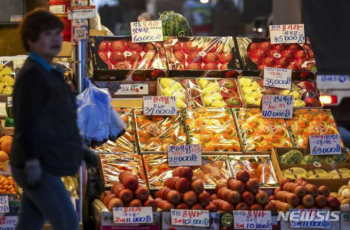 [서울=뉴시스] 정병혁 기자 = 19일 서울 마포구 마포농수산물시장에 사과, 배 등 과일이 놓여있다. 2024.03.19. jhope@newsis.com