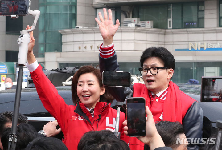 [서울=뉴시스] 고범준 기자 = 한동훈 전 국민의힘 비상대책위원장과 나경원 의원이 지난 3월19일 오후서울 동작구 남성사계시장에서 시민들에 인사하고 있다. (공동취재) 2024.03.19. photo@newsis.com