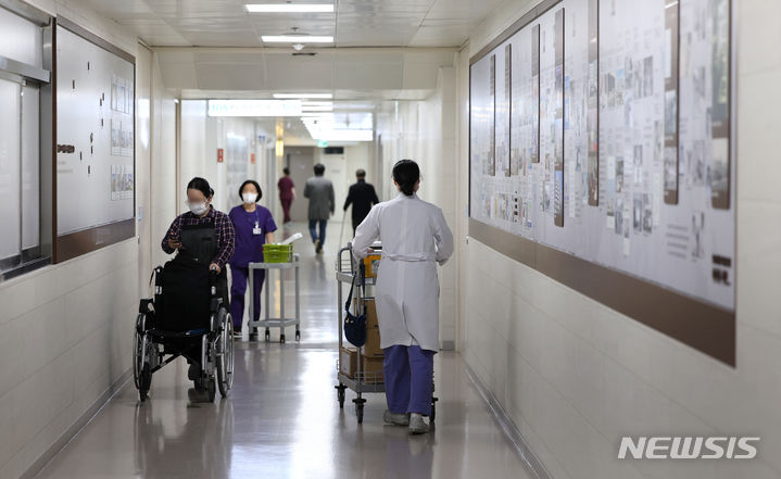 [대구=뉴시스] 이무열 기자 = 대구의 한 대학병원에서 의료진들이 이동하고 있다. 2024.03.19. lmy@newsis.com