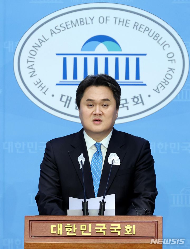 [서울=뉴시스] 조성봉 기자= 김지호 더불어민주당 검찰독재정치탄압대책위원회 부위원장이 19일 오후 서울 여의도 국회 소통관에서 대책위 성명서를 발표하고 있다. 검찰독재정치탄압대책위원회는 성명을 통해 "청주 서원 김진모, 사천남해하동 서천호, 당진 정용선, 검찰독재정권의 '김태우식 사면 공천'을 철회하라"고 촉구했다. 2024.03.19. suncho21@newsis.com