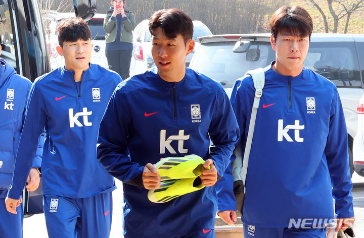 [고양=뉴시스] 최진석 기자 = 대한민국 축구 국가대표팀 김민재(왼쪽부터)와 손흥민, 김영권이 19일 경기 고양시 고양종합운동장으로 훈련을 위해 들어서고 있다. 대표팀은 오는 21일 서울월드컵경기장에서 태국과 2026 북중미 월드컵 아시아지역 2차 예선 3차전을 갖고 22일 출국해 26일 방콕에서 4차전을 치른다. 2024.03.19. myjs@newsis.com