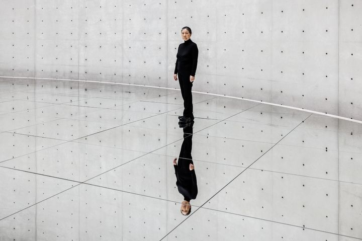 로통드 전시관 바닥에 거울을 설치해 몸의 몰입과 연결, 인식, 일체의 경험을 제공하는 김수자 작가와 '호흡'. *재판매 및 DB 금지