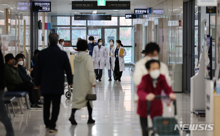 [대구=뉴시스] 이무열 기자 = 정부의 전국 의과대학별 정원 배정 결과 공개를 앞둔 20일 대구의 한 대학병원에서 의료진들이 이동하고 있다. 2024.03.20. lmy@newsis.com