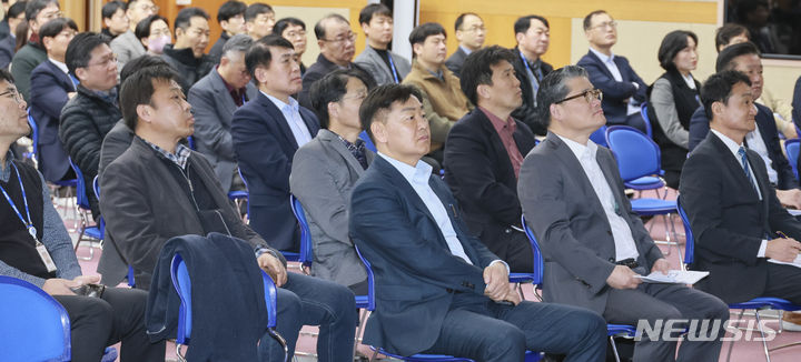 [전주=뉴시스] 21일 오전 8시 전북특별자치도 대회의실에서 열린 3월 새로운 전북포럼에 김관영 전북지사와 참석자들이 정은미 산업연구원 성장동력산업본부장의 '한국산업의 성장동력과 주요원인' 이란 주제의 특강을 듣고 있다. 2024.03.21 (사진= 전북자치도 제공) *재판매 및 DB 금지