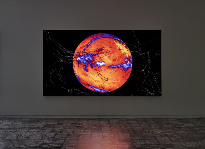 Untitled (It’s only 4 degrees), 2018 Industrial frameless LED lightbox with pearl vinyl digital print, 277×156×10 cm © Claire Fontaine, Photo Aurélien Mole / Courtesy of Claire Fontaine *재판매 및 DB 금지