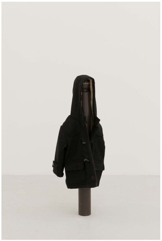 Untitled (Lost & Found), 2011 Modified street bollard, sleeve, bolt and child’s coat, dimensions variables © Claire Fontaine, Photo Marc Domage / Courtesy of Claire Fontaine and Mennour, Paris and Air de Paris, Paris FONDATION D’ENTREPRISE HERMÈS  *재판매 및 DB 금지