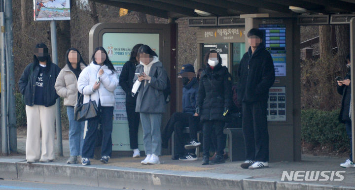 [전주=뉴시스] 김얼 기자 = 전주 시내버스가 일부 파업에 돌입한 21일 전북 전주시 덕진구 인후동의 한 버스정류장에서 시민들이 버스를 기다리고 있다. 2024.03.21. pmkeul@newsis.com