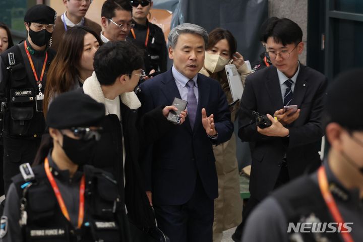 [인천공항=뉴시스] 김금보 기자 = 이종섭 주호주대사가 21일 오전 인천국제공항 제1여객터미널을 통해 귀국해 취재진 질문을 받으며 이동하고 있다. (공동취재) 2024.03.21. photo@newsis.com