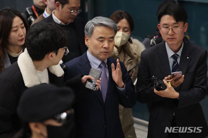 [인천공항=뉴시스] 김금보 기자 = 이종섭 주호주대사가 지난 21일 오전 인천국제공항 제1여객터미널을 통해 귀국해 취재진 질문을 받으며 이동하고 있다. (공동취재) 2024.03.21. photo@newsis.com