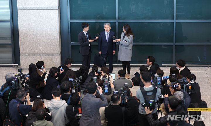 [인천공항=뉴시스] 김금보 기자 = 이종섭 주호주대사가 지난 21일 오전 인천국제공항 제1여객터미널을 통해 귀국해 취재진 질문에 답하고 있다. 2024.03.21. kgb@newsis.com