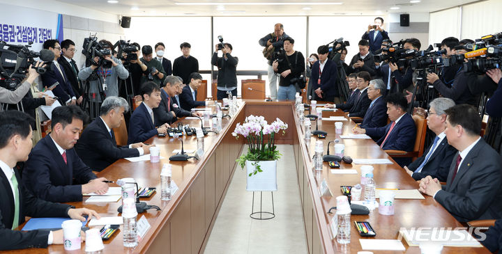 [서울=뉴시스] 황준선 기자 = 이복현 금융감독원장이 21일 오후 서울 여의도 주택건설회관에서 열린 부동산PF 정상화 추진을 위한 금융권·건설업계 간담회에서 모두발언을 하고 있다. 2024.03.21. (공동취재) photo@newsis.com