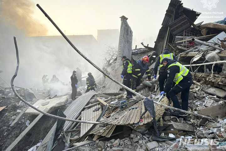 [흐멜니츠키( 우크라이나)=AP/뉴시스]러시아 공습으로 파괴된 우크라이나의 흐멜니츠키 시내에서 3월 22일 긴급 구조대원들이 파괴된 건물에서 구조작업을 벌이고 있다. 2024.04.16. 