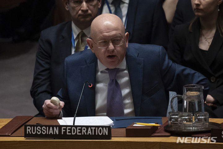 [뉴욕=AP/뉴시스]바실리 네벤자 유엔 주재 러시아 대사가 지난달 22일 안보리 회의에서 발언하는 모습. 2024.04.03.