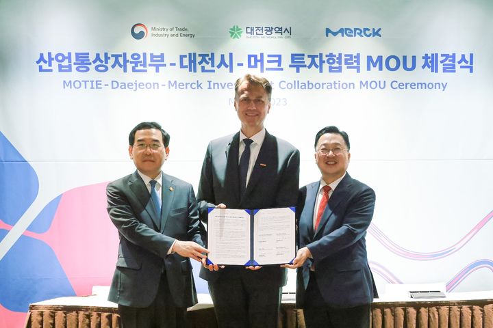 [대전=뉴시스]대전시와 머크사가 작년 5월 투자협약 MOU를 체결하고 있다. (사진=대전시 제공) 2024. 03. 22 *재판매 및 DB 금지