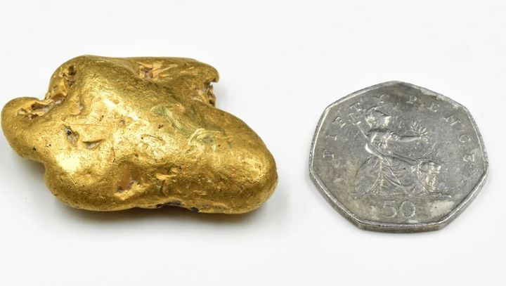 [서울=뉴시스] 영국의 한 남성이 낡은 금속탐지기로 엄청난 크기의 금덩어리를 찾아 화제다. (사진=CNN 캡처) *재판매 및 DB 금지