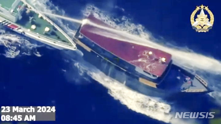 [마닐라=AP/뉴시스]필리핀 군은 중국 해경 함정이 23일 남중국해 세컨드 토마스 암초에서 필리핀 보급선에 물대포를 쐈다고 밝혔다. 사진은 필리핀 군이 제공한 당시 영상 화면. 2024.3.23