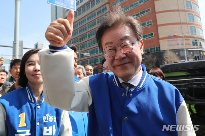 [서울=뉴시스] 이영환 기자 = 이재명 더불어민주당 대표가 24일 오후 서울 강남구 수서역 인근을 방문해 시민들에게 인사를 하고 있다. (공동취재) 2024.03.24. photo@newsis.com