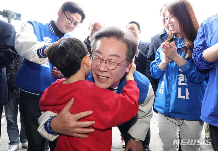 [서울=뉴시스] 이영환 기자 = 이재명 더불어민주당 대표가 24일 오후 서울 서초구 서울고속버스터미널을 방문해 한 어린이와 포옹을 하고 있다. (공동취재) 2024.03.24. photo@newsis.com