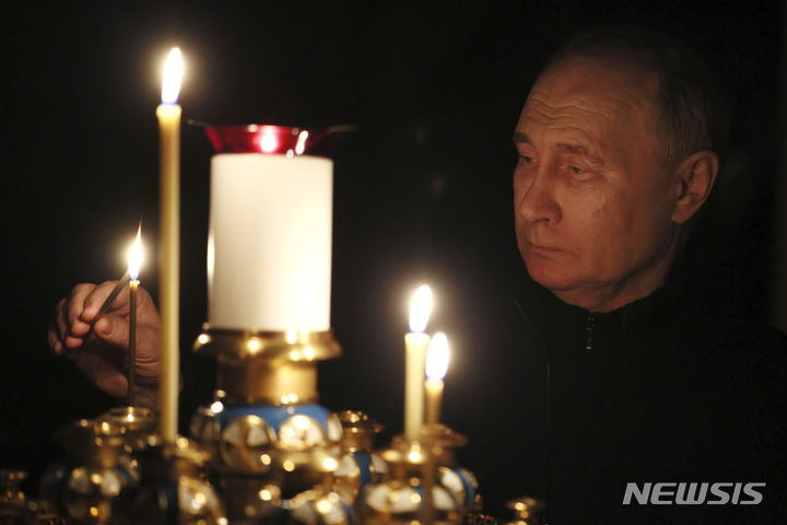 [모스크바=AP/뉴시스] 튀르키예가 러시아 수도 모스크바에서 일어난 테러와 관련해 용의자가 자국에 체류한 정보를 제공하기로 했다. 사진은 블라디미르 푸틴 러시아 대통령이 국가 애도일인 지난 24일(현지시각) 모스크바에서 촛불을 밝히며 크로커스 시청 공연장 테러로 숨진 희생자를 추모하고 있다. 2024.03.25.