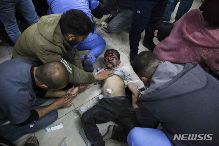 [라파(가자지구)=AP/뉴시스]이스라엘군의 포격으로 부상한 한 팔레스타인 어린이가 24일 가자지구 라파의 한 병원에서 치료를 기다리고 있다. 가자지구의 '유럽가자병원'을 방문한 구호단체들은 "커다란 열린 상처를 입은 환자들이 치료받지 못한 채 방치돼 있는, 상상할 수 없는 상황들이 펼쳐져 있었다"고 25일 말했다. 2024.03.25.