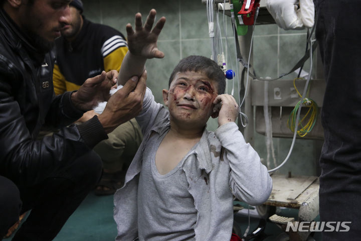 [라파=AP/뉴시스] 24일(현지시각) 이스라엘의 폭격으로 다친 팔레스타인 소년이 가자지구 라파의 한 병원으로 이송돼 울먹이고 있다. 2024.03.25.