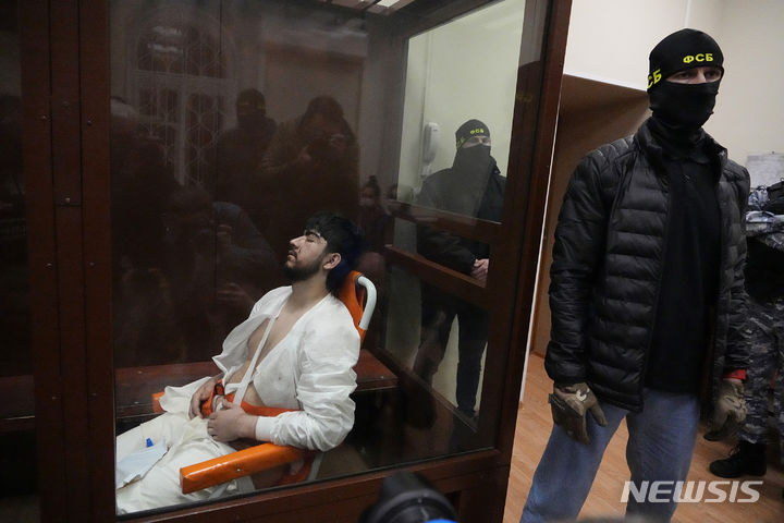 [모스크바=AP/뉴시스] 러시아 모스크바 공연장 테러 용의자 무함마드소비르 파이조프(19)가 24일(현지시각) 모스크바 지방법원에 출석해 앉아 있다. 파이조프를 포함한 용의자 4명은 지난 22일 모스크바 북서부 크로커스 시청 테러 혐의로 체포됐으며 지금까지 파악된 사망자는 어린이 포함 137명으로 집계됐다. 법원은 이들에게 5월 22일까지 공판 전 구금을 처분한 것으로 알려졌다. 2024.03.25.