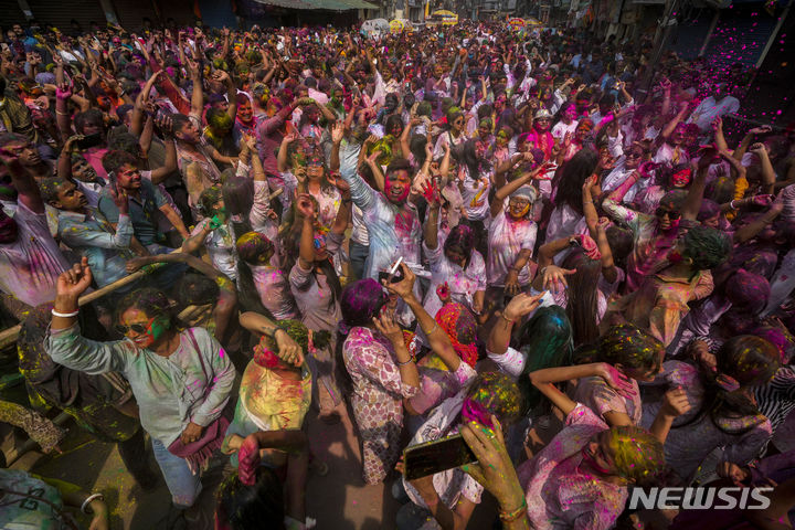 [구와하티=AP/뉴시스] 25일(현지시각) 인도 구와하티에서 열린 홀리 축제에 참가한 참가자들이 춤을 추고 있다. 2024.03.26.
