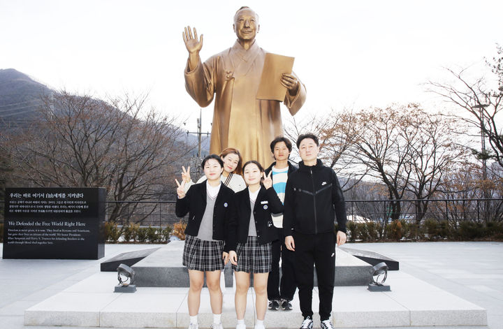 윤옥여씨 가족이 이승만 대통령 동상 앞에서 기념사진을 찍고 있다 (사진=칠곡군 제공) *재판매 및 DB 금지