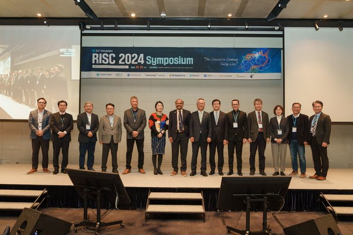 [서울=뉴시스] 에스티팜 김경진 대표이사(사진 오른쪽에서 7번째)와 주요 연사들이 RISC 2024에서 기념사진을 촬영하고 있다. (사진=에스티팜 제공) 2024.03.25. photo@newsis.com *재판매 및 DB 금지