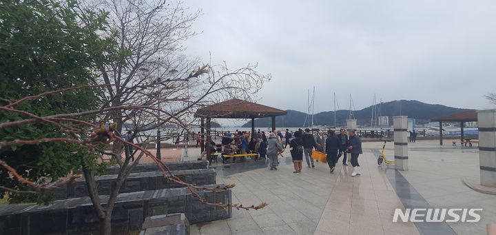 [창원=뉴시스] 강경국 기자 = 제62회 진해군항제를 즐기기 위해 24일 경남 창원시 진해구 진해루 일원을 찾은 단체 관광객들. 2024.03.25. kgkang@newsis.com