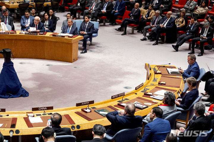 [유엔본부=AP/뉴시스] 유엔 안전보장이사회의 3월 25일 회의에서 리야드 만수르 팔레스타인 대사 (왼쪽 위)가 라마단 기간중 가자지구 휴전안을 제안하며 안건을 설명하고 있다. 2024.04.12. 