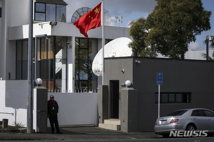 [오클랜드=AP/뉴시스]26일(현지시각) 뉴질랜드 오클랜드 주재 중국 영사관에 중국 국기가 펄럭이고 있다. 2024.03.26.