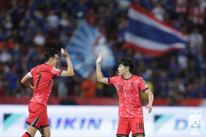 [서울=뉴시스]손흥민과 이강인, 태국전 합작골. (사진=대한축구협회 제공)