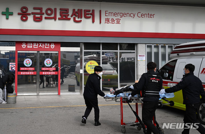 [광주=뉴시스] 박기웅 기자 = 지난 3월26일 119구급대가 광주 동구 전남대병원 응급실로 환자를 이송하고 있다. (사진은 기사와 직접관련이 없습니다.) 2024.03.26. photo@newsis.com