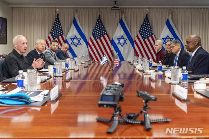 [워싱턴=AP/뉴시스] 요아브 갈란트 이스라엘 국방장관(왼쪽)과 로이드 오스틴 미국 국방장관이 26일(현지시간) 워싱턴에서 회담하고 있다. 2024.03.27.