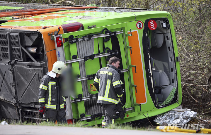 [슈코이디츠(독일)=AP/뉴시스]독일 동부 슈코이디츠 인근 A9 고속도로에서 27일 버스 1대가 사고로 고속도로에서 벗어나 전복돼 있다. 이 사고로 최소 5명이 사망하고 많은 승객들이 부상했다. 베를린과 뮌헨을 잇는 고속도로는 양방향 모두 폐쇄됐다. 2024.03.27.