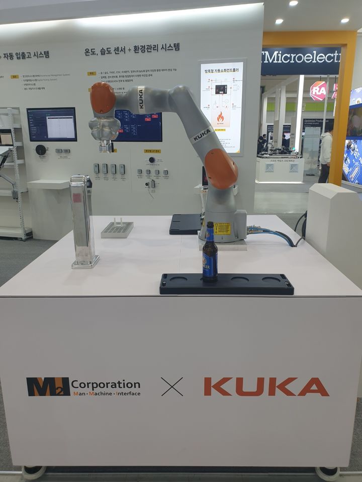 엠투아이의 스마트 HMI와 쿠카로보틱스의 협동 로봇을 활용한 맥주 따르는 로봇. (사진=엠투아이) *재판매 및 DB 금지