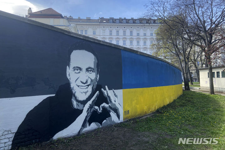 [빈=AP/뉴시스] 지난달 27일(현지시각) 오스트리아 빈에 있는 체코 전 외무장관 가족 소유 건물벽에 요절한 러시아 반체제 인사 알렉세이 나발니의 벽화가 그려져 있다. 그가 직접 쓴 회고록 "애국자(Patriot)"가 오는 10월 출간된다. 2024.04.12.