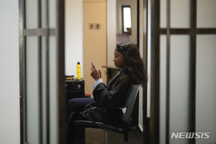 [AP/뉴시스] 27일 프랑스 파리의 한 미장원에서 여성이 머리 손질을 기다리고 있다