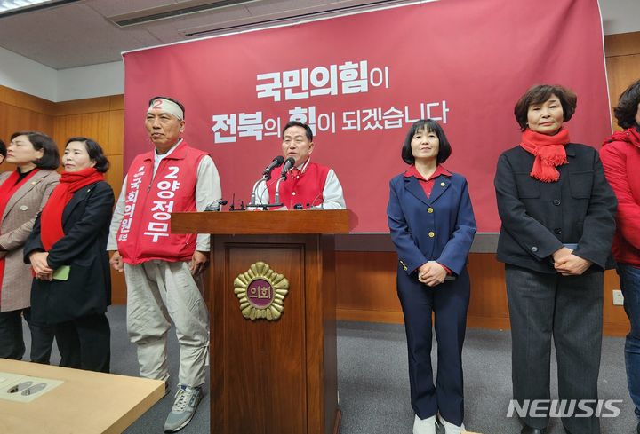 [전주=뉴시스] 김민수 기자= 국민의힘 전북도당 선대위가 28일 전북도의회에서 집권여당을 선택해 달라며 호소하고 있다. 2024.03.28 leo@newsis.com *재판매 및 DB 금지