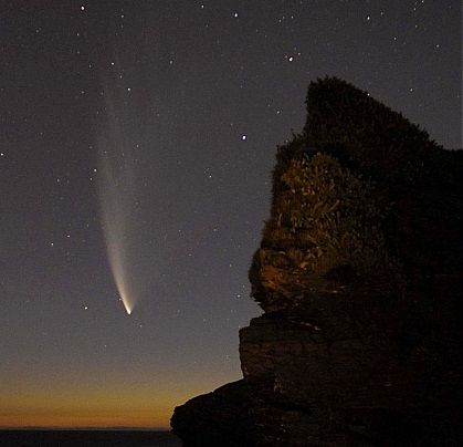 [콘셉시온=로이터/뉴시스]지난 2007년 1월23일(현지시각) 칠레 수도 산티아고에서 남쪽으로 500㎞ 떨어진 콘셉시온 상공에 나타난 '맥노트 혜성'의 모습. 지난해 이 혜성을 발견한 천문학자 로버트 맥노트의 이름을 딴 이 혜성은 지구에서 1억2400만㎞ 떨어져 있으며 최근 40년간 발견된 혜성 중 가장 밝다. 2007.1.24. *재판매 및 DB 금지