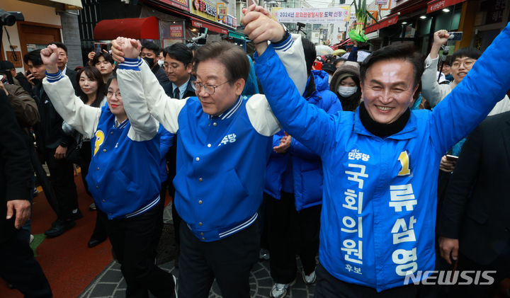 [서울=뉴시스] 고범준 기자 = 이재명 더불어민주당 대표가 4.10 총선 공식 선거운동 첫날인 28일 서울 동작구 남성역 골목시장을 방문해 동작을 류삼영 후보 지지 유세를 하고 있다. 왼쪽은 용혜인 더불어민주연합 공동상임선대위원장. 2024.03.28. bjko@newsis.com