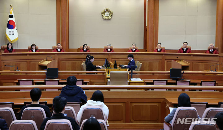 [서울=뉴시스] 이종석 헌법재판소장(가운데) 등 헌법재판관들. (사진=뉴시스DB) photo@newsis.com 