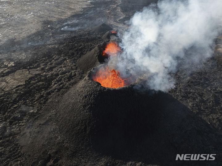 [레이캬비크=AP/뉴시스] 28일(현지시각) 아이슬란드 남서부 레이캬비크 반도 그린다비크 화산이 분화해 용암과 연기가 분출되고 있다. 2024.03.29.