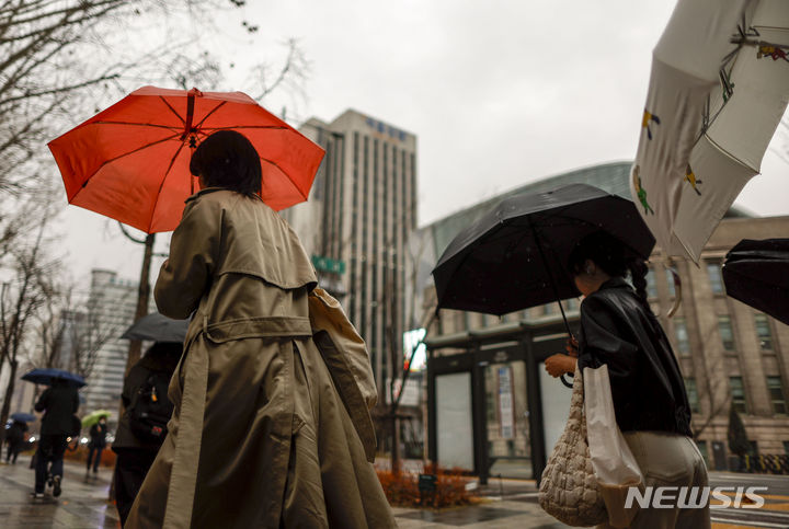 [서울=뉴시스] 정병혁 기자 = 지난 29일 서울 중구 시청역 인근에서 우산을 쓴 시민들이 이동하고 있다. 2024.05.04. jhope@newsis.com